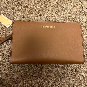 Michael Kors Jet Set Travel Large Crossbody Clutch